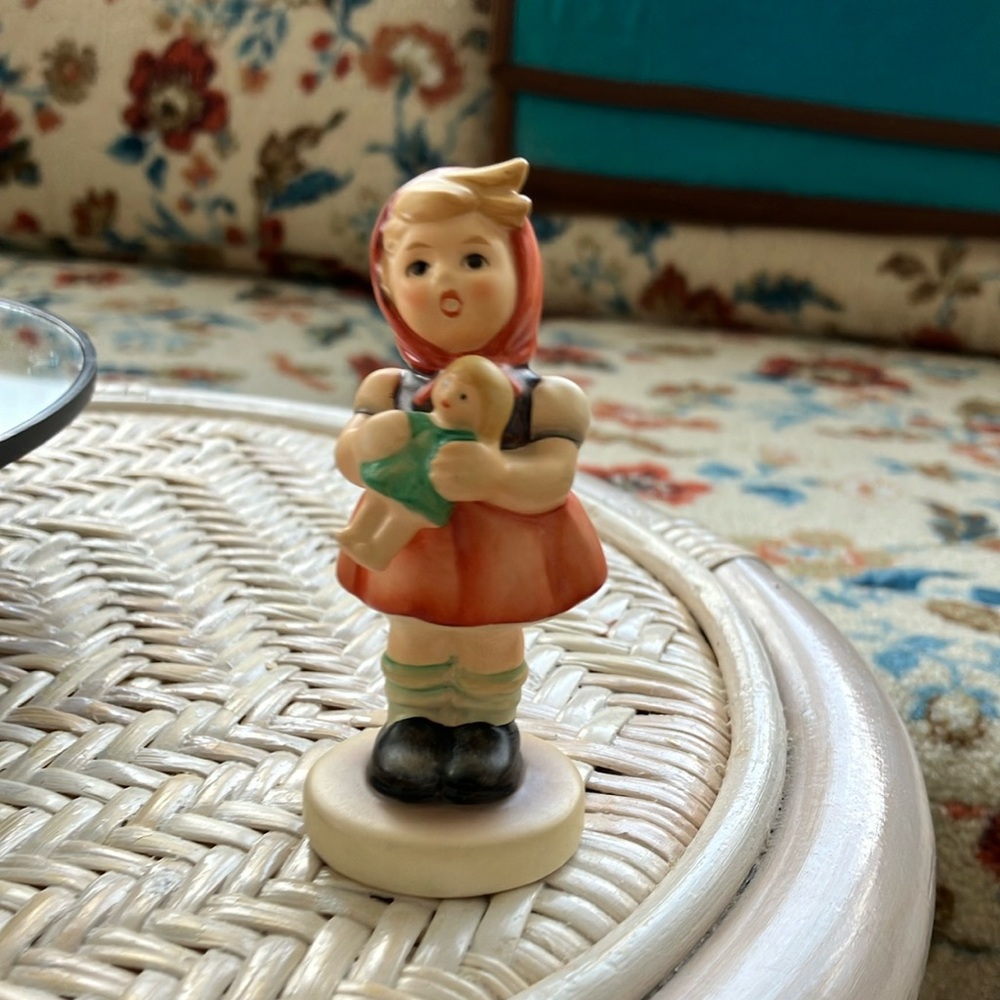 VINTAGE GOEBEL MJ HUMMEL GIRL WITH DOLL 1961  #239 B